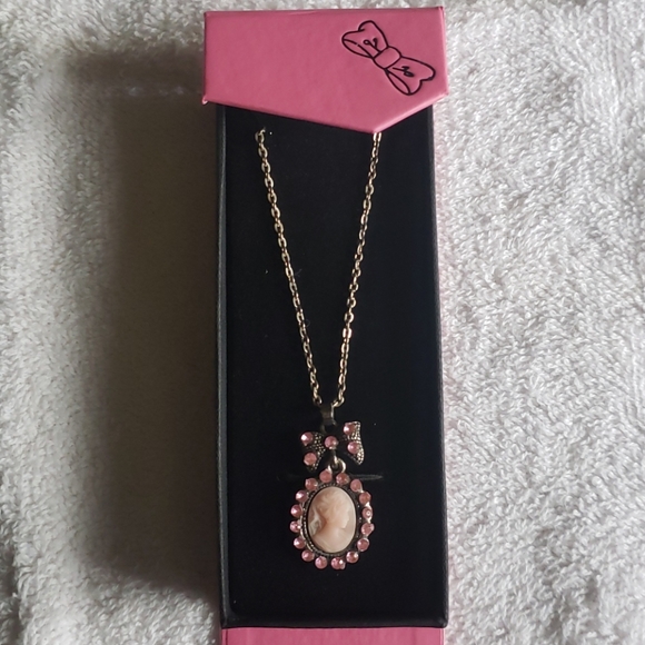 Carved Pink Cameo Necklace NWOT - Picture 3 of 3